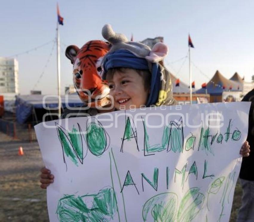 MANIFESTACIÓN CONTRA ANIMALES EN CIRCO