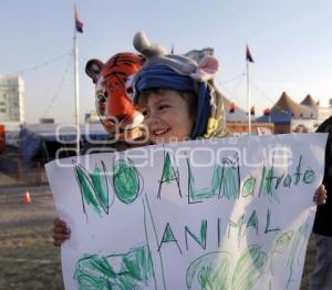 MANIFESTACIÓN CONTRA ANIMALES EN CIRCO