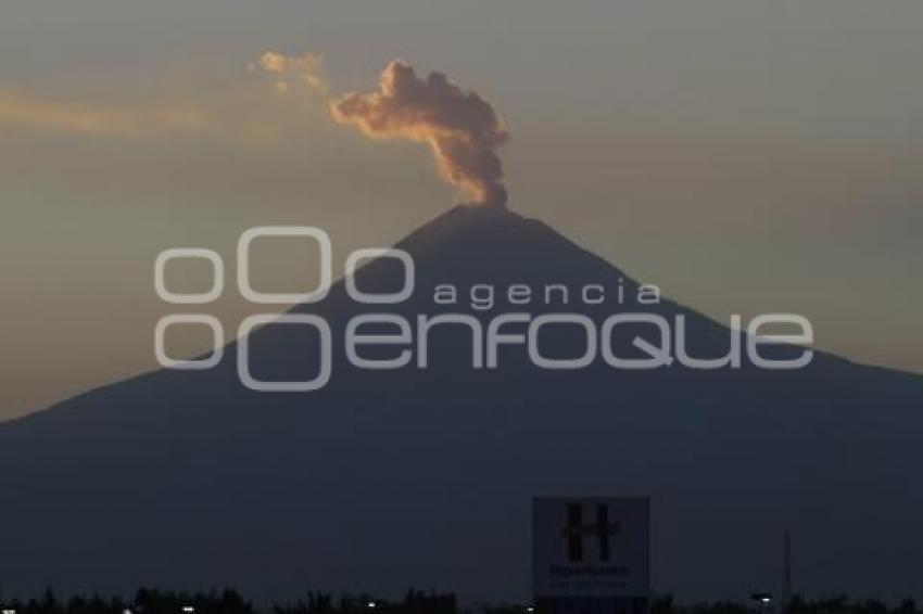 VOLCÁN . ATARDECER