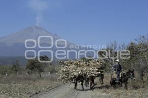 CAMPESINO Y VOLCÁN