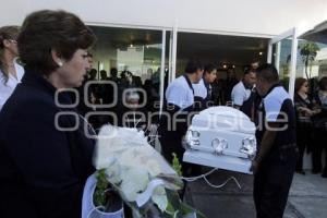 ACOMPAÑAN AL CEMENTERIO EL CUERPO DE KARLA LÓPEZ