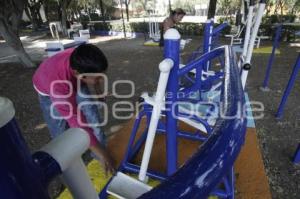 CAMBIAN COLOR MORADO POR AZUL EN GIMNASIOS