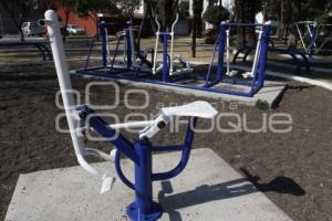 CAMBIAN COLOR MORADO POR AZUL EN GIMNASIOS