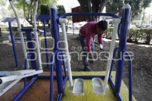 CAMBIAN COLOR MORADO POR AZUL EN GIMNASIOS