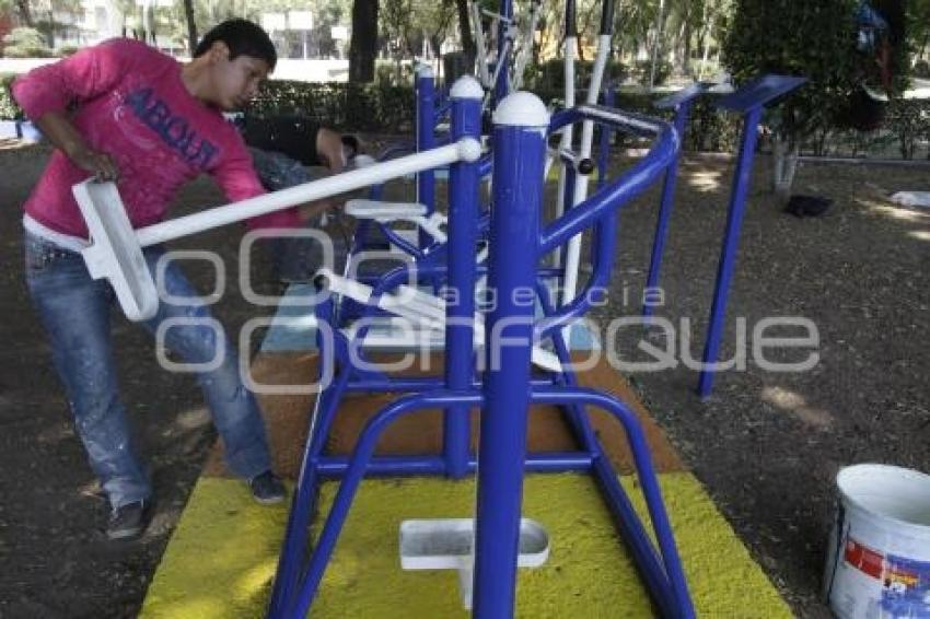 CAMBIAN COLOR MORADO POR AZUL EN GIMNASIOS