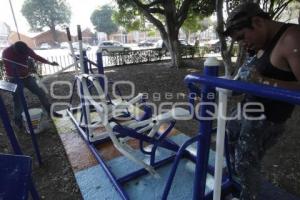 CAMBIAN COLOR MORADO POR AZUL EN GIMNASIOS