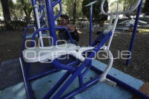 CAMBIAN COLOR MORADO POR AZUL EN GIMNASIOS
