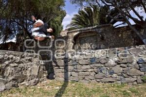 JÓVENES PRACTICAN PARKOUR