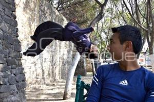 JÓVENES PRACTICAN PARKOUR