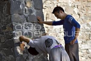 JÓVENES PRACTICAN PARKOUR