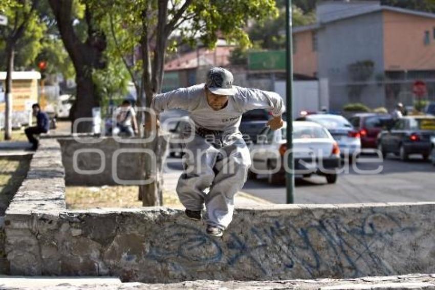JÓVENES PRACTICAN PARKOUR