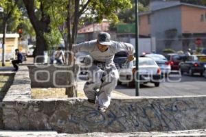 JÓVENES PRACTICAN PARKOUR