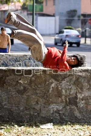 JÓVENES PRACTICAN PARKOUR