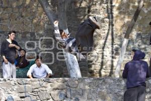 JÓVENES PRACTICAN PARKOUR