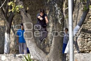 JÓVENES PRACTICAN PARKOUR