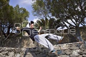 JÓVENES PRACTICAN PARKOUR