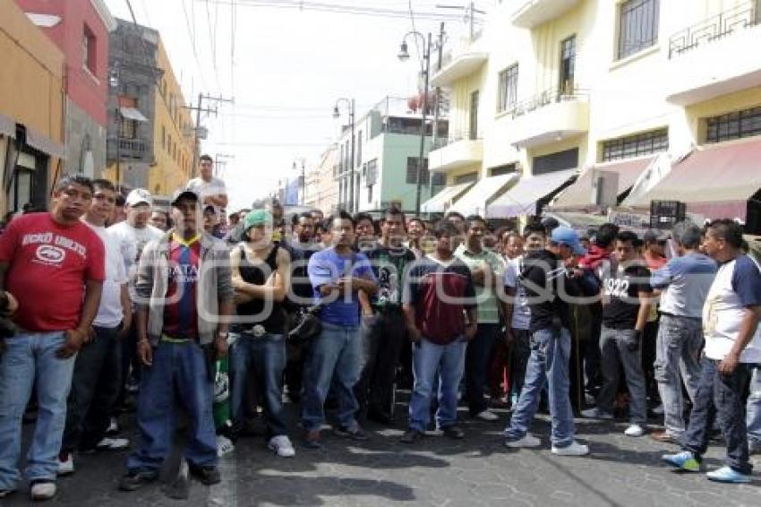 DESCONTENTO ENTRE LOCATARIOS . MERCADO 5 DE MAYO