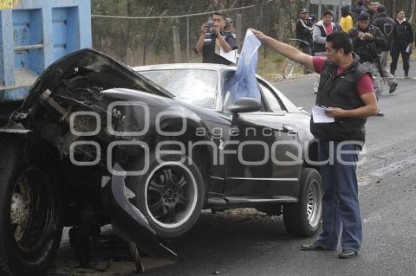 MUERE HOMBRE AL IMPACTAR AUTO CONTRA CAMIÓN