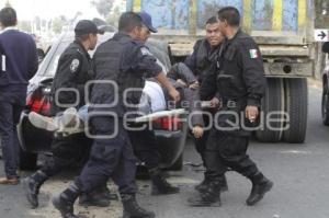 MUERE HOMBRE AL IMPACTAR AUTO CONTRA CAMIÓN