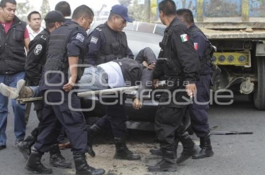 MUERE HOMBRE AL IMPACTAR AUTO CONTRA CAMIÓN