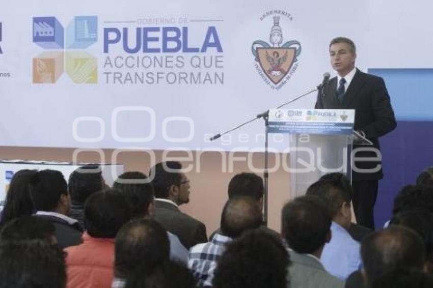 GOBERNADOR ENTREGA RECURSOS Y FIRMA CONVENIO EN DERECHOS HUMANOS