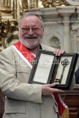 FERNANDO SAVATER RECIBE LLAVES BIBLIOTECA PALAFOXIANA