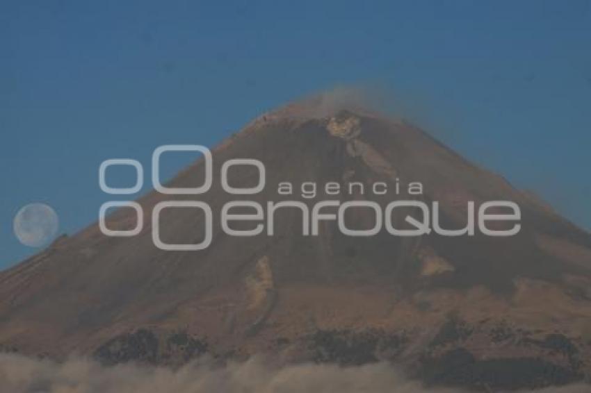 LUNA CON EL VOLCÁN POPOCATÉPETL