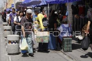 VENDEDORES AMBULANTES EN MERCADO 5 DE MAYO