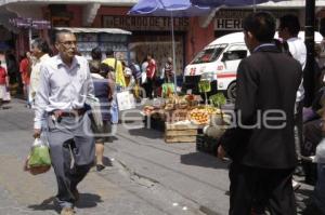 VENDEDORES AMBULANTES EN MERCADO 5 DE MAYO