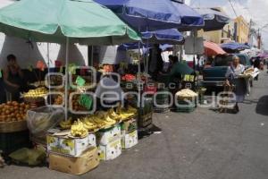 VENDEDORES AMBULANTES EN MERCADO 5 DE MAYO