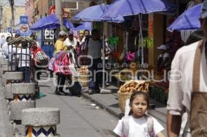 VENDEDORES AMBULANTES EN MERCADO 5 DE MAYO