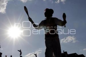 DESFILE ACRÓBATAS. DÍA INTERNACIONAL DE TEATRO