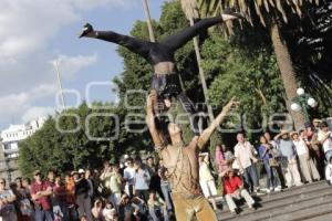 DESFILE ACRÓBATAS. DÍA INTERNACIONAL DE TEATRO