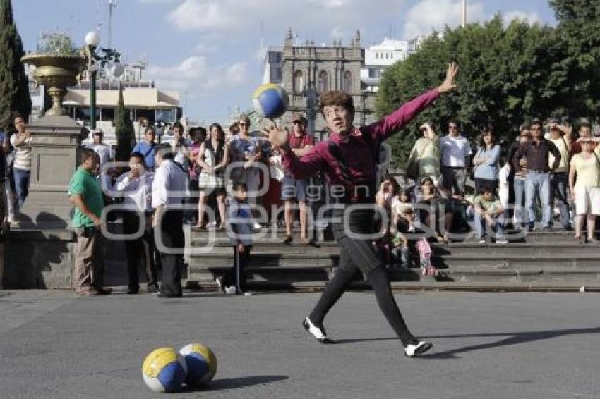 DESFILE ACRÓBATAS. DÍA INTERNACIONAL DE TEATRO