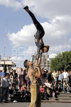 DESFILE ACRÓBATAS. DÍA INTERNACIONAL DE TEATRO