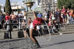 DESFILE ACRÓBATAS. DÍA INTERNACIONAL DE TEATRO