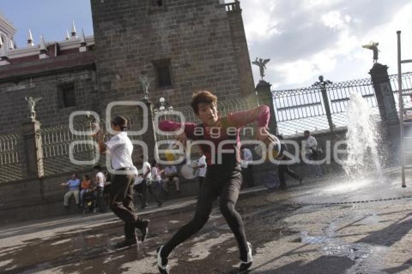 DESFILE ACRÓBATAS. DÍA INTERNACIONAL DE TEATRO