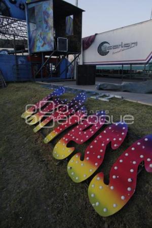 INSTALAN JUEGOS MECÁNICOS PARA LA FERIA