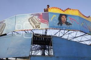 INSTALAN JUEGOS MECÁNICOS PARA LA FERIA