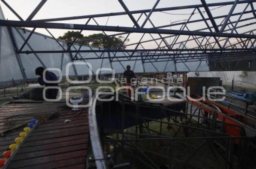 INSTALAN JUEGOS MECÁNICOS PARA LA FERIA