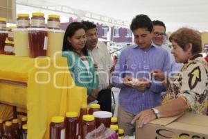 FERIA ARTESANAL . FAMILIAS MIGRANTES