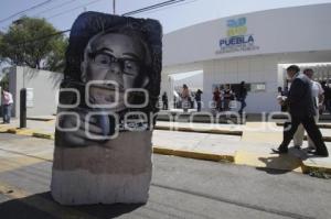 RETIRAN PIEDRA DE LAS PUERTAS DE LA SEP