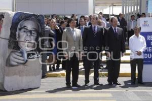 RETIRAN PIEDRA DE LAS PUERTAS DE LA SEP