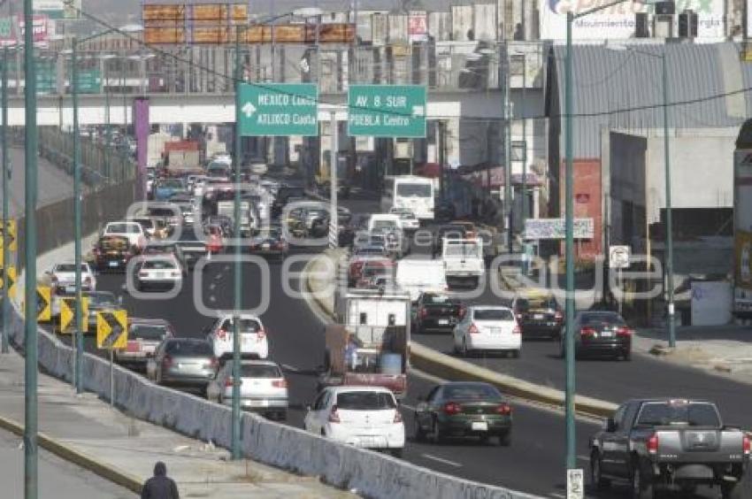 TRÁFICO EN PERIFÉRICO . CAOS VIAL
