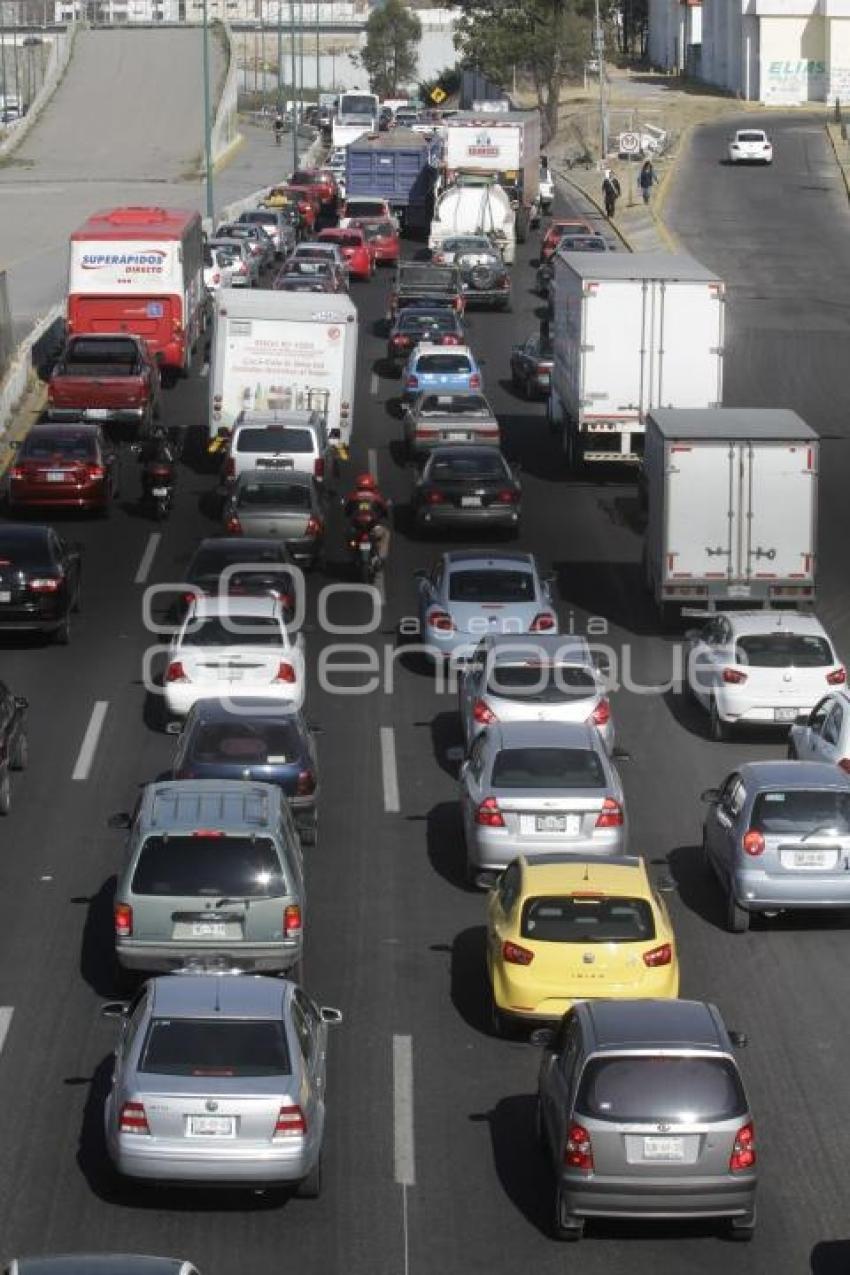 TRÁFICO EN PERIFÉRICO . CAOS VIAL