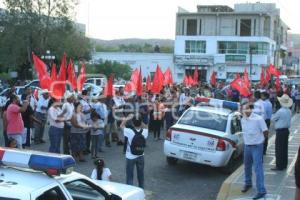 MANIFESTACIÓN DE ANTORCHISTAS . ACATLÁN DE OSORIO