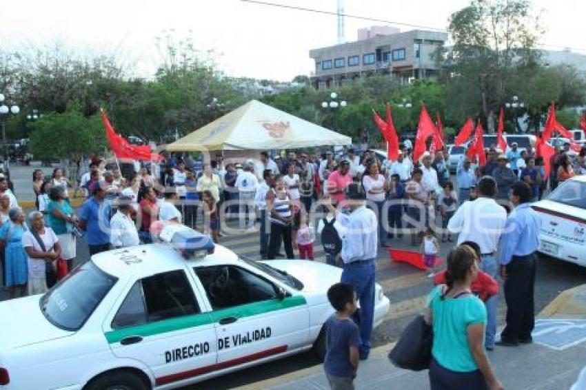 MANIFESTACIÓN DE ANTORCHISTAS . ACATLÁN DE OSORIO