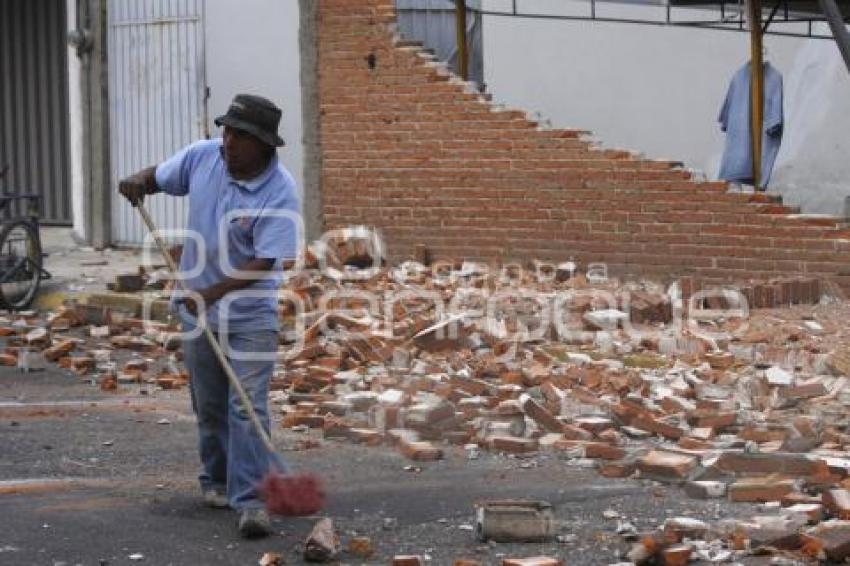 CAE BARDA POR FUERTES VIENTOS