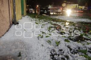 GRANIZA EN EL CENTRO DE LA CIUDAD . LLUVIA