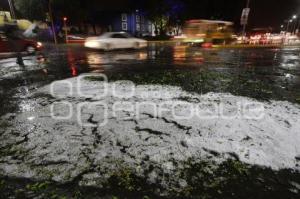 GRANIZA EN EL CENTRO DE LA CIUDAD . LLUVIA